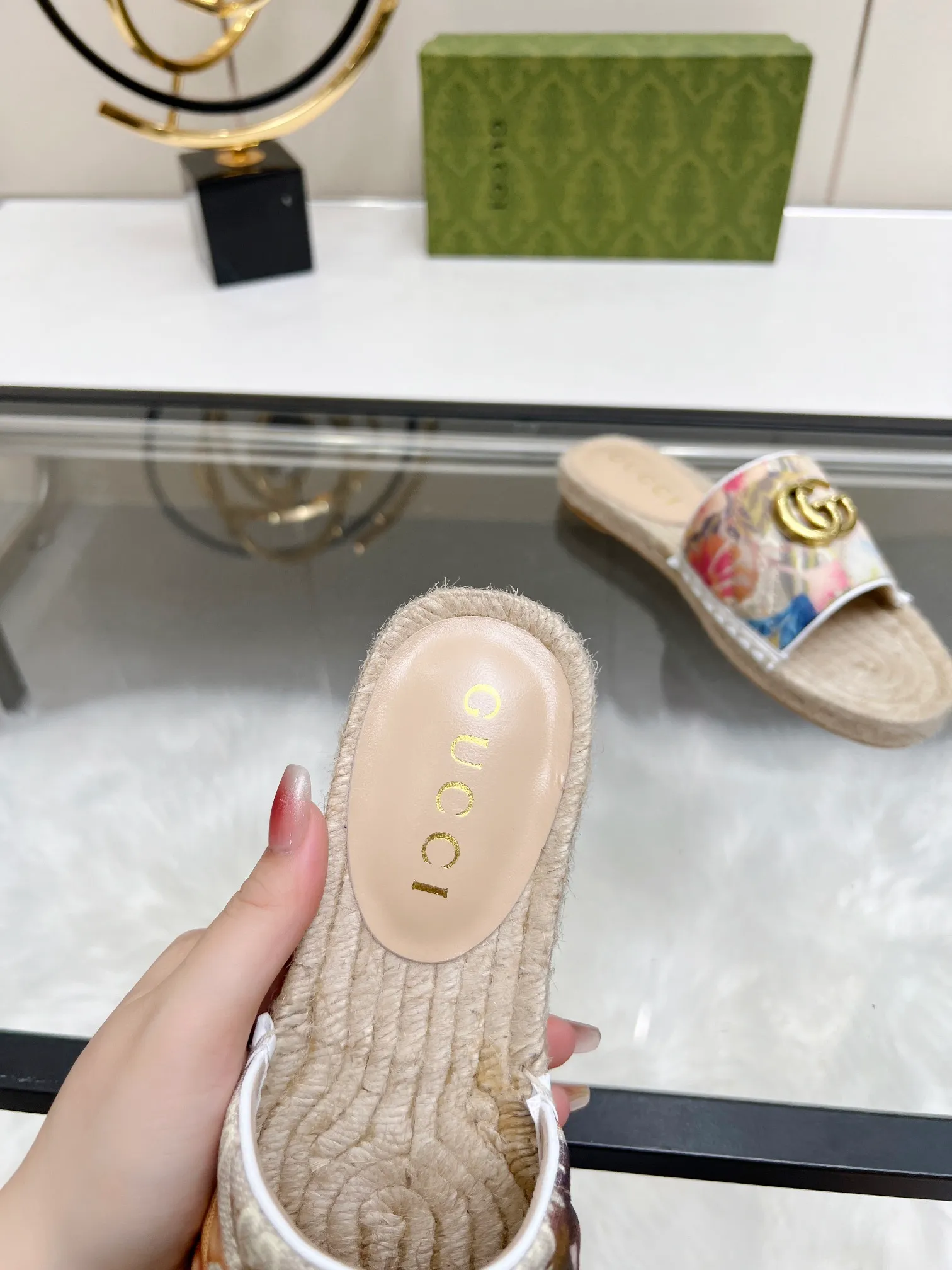 👟👟Ex-factory price 320👟👟 Gucci slippers fisherman shoes new color Injection molded one-piece straw bottom, high-end quality Fabric: Double G imported fabric Lining: sheepskin lining Code number: 35~42 Fabric styles include apricot, floral, pink, black, blue, burgundy, champagne, green, orange, cyan, starry sky, more than 30 colors to choose from, many colors to be updated in the future ,,,,,,,,